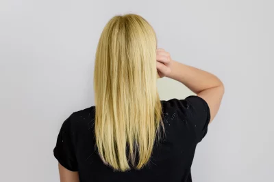 Как избавиться от желтого оттенка мелированных и обесцвеченных волос?